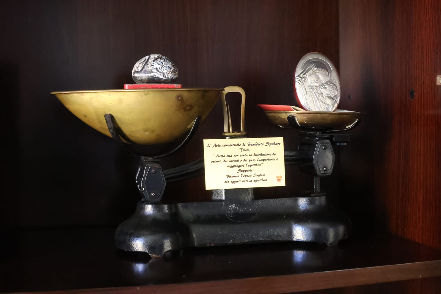 Nella vita non conta la distribuzione dei volumi, dei carichi e dei pesi, l'importante è raggiungere l'equilibrio — installation by Benedetto Spadaro