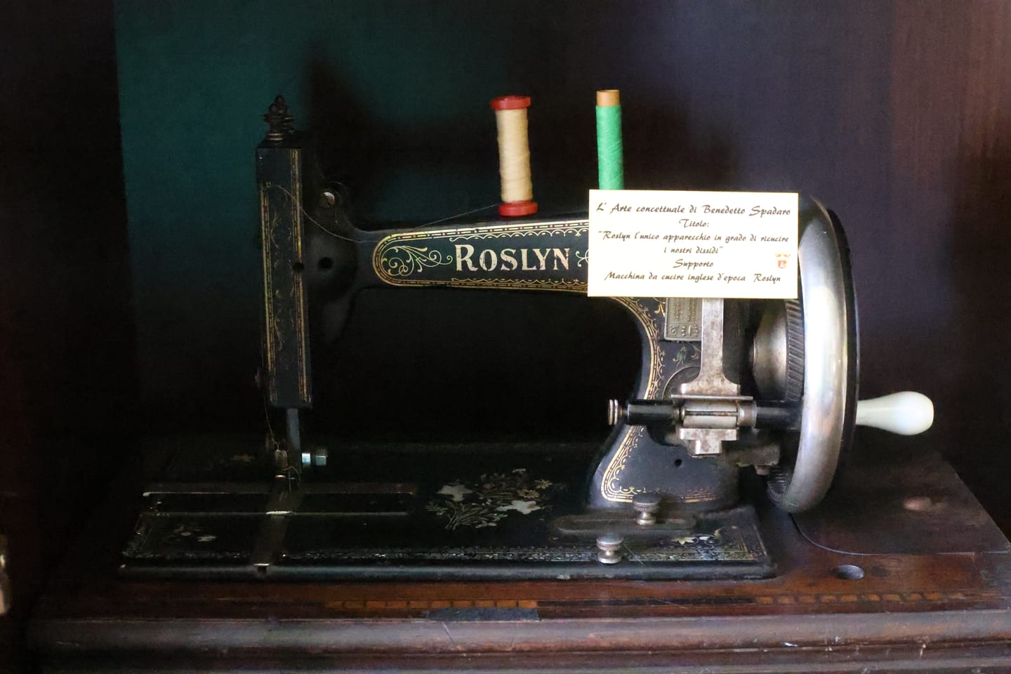 Roslyn l'unico apparecchio in grado di ricucire i nostri dissidi — installation by Benedetto Spadaro
