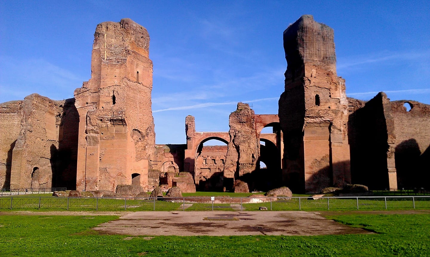 Gli imponenti ruderi in mattoni delle Terme di Caracalla, senza copertura