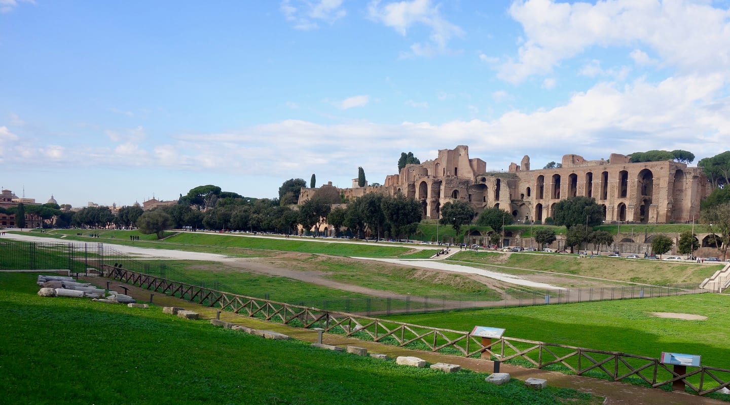 La lunga conca erbosa del Circo Massimo con le rovine del Palatino sullo sfondo