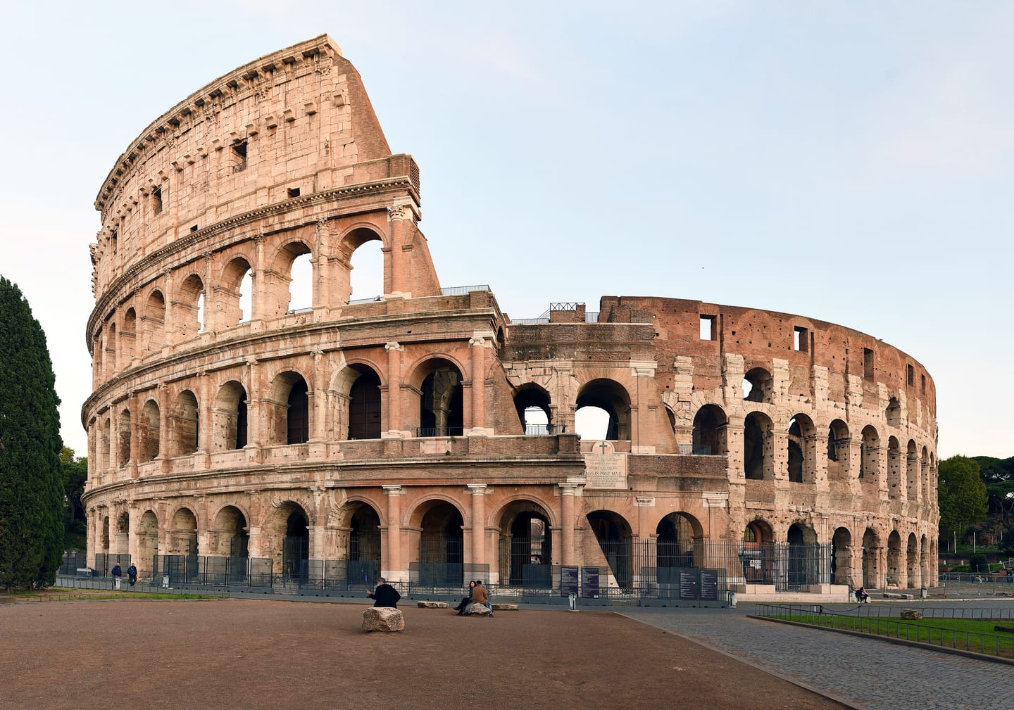 Il Colosseo a Roma, con le sue arcate di pietra viste dall'esterno