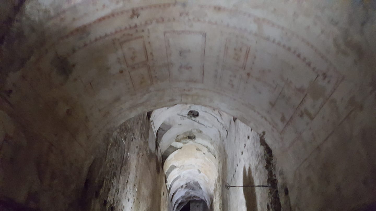Un corridoio voltato sotterraneo all'interno della Domus Aurea di Nerone