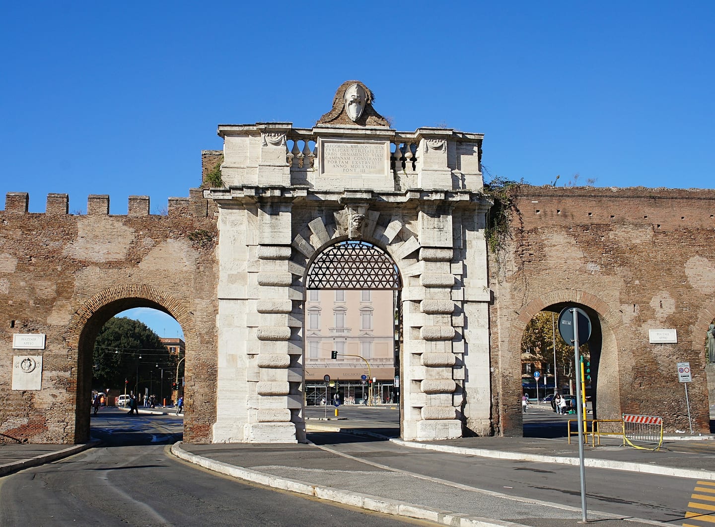 L'arco monumentale di Porta San Giovanni nelle Mura Aureliane