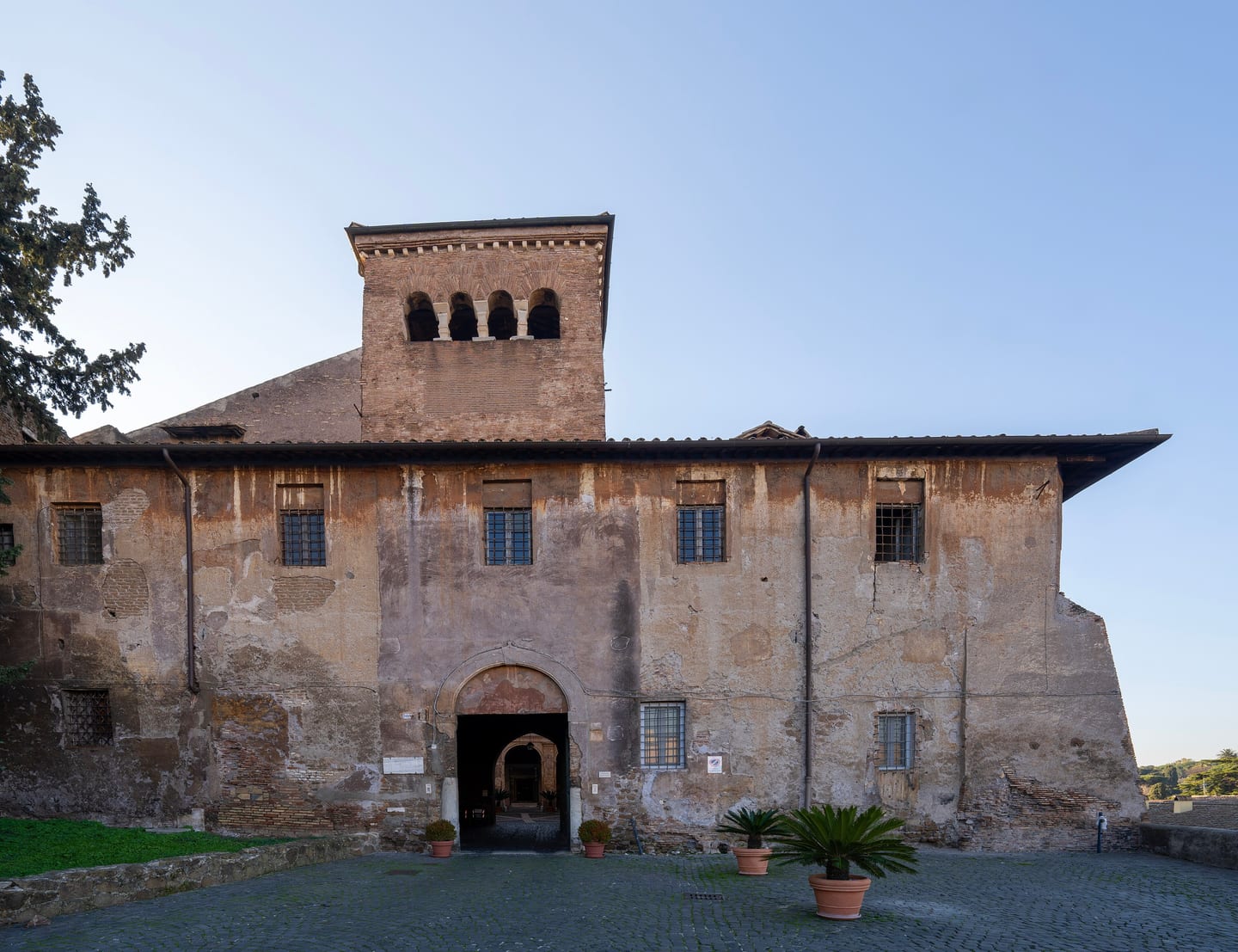 L'esterno fortificato in laterizio dei Santi Quattro Coronati sul Celio