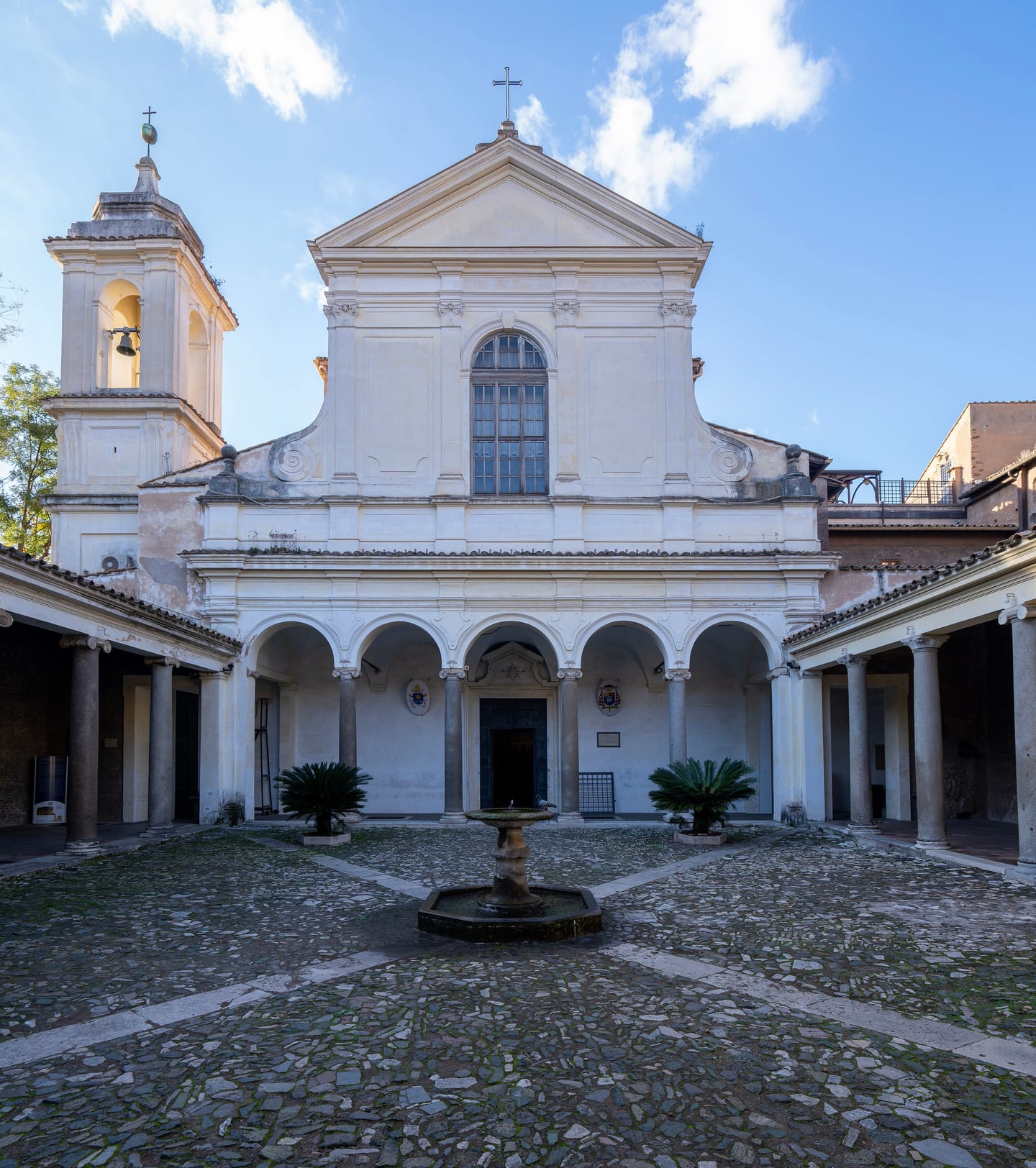 Il cortile porticato della Basilica di San Clemente, con il campanile sullo sfondo