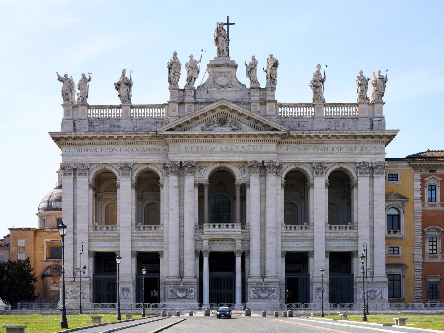 La facciata della Basilica di San Giovanni in Laterano, coronata da una fila di statue colossali