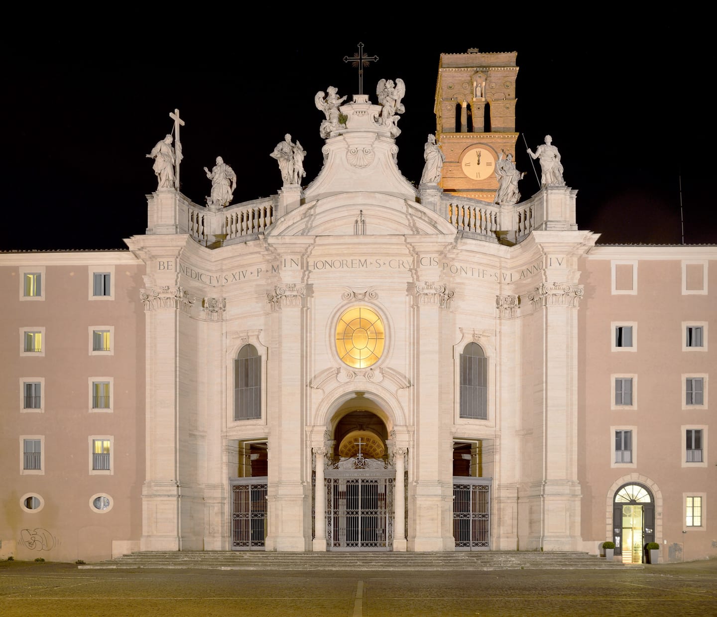 La facciata barocca di Santa Croce in Gerusalemme illuminata di notte
